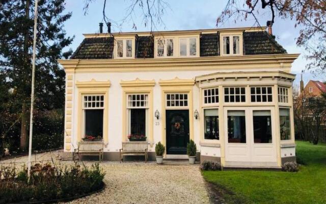 Tiny house in tuin van de statige villa Mariahof