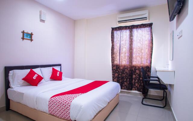 OYO 44010 Royals Star Hotel