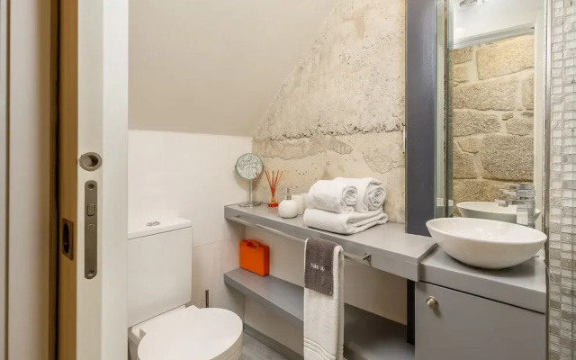 Charming Riverview Apartment in Porto