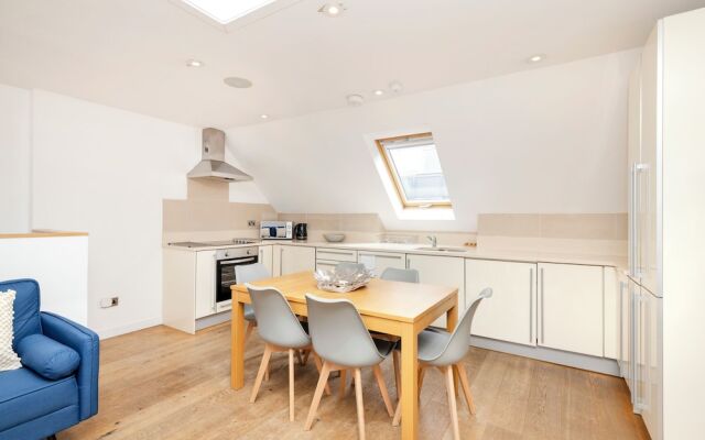 JOIVY Quiet Mews Street Apartment in the Heart of Edinburgh