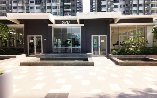 Del’s Guesthouse @ Southville Same Level with Pool fits 8