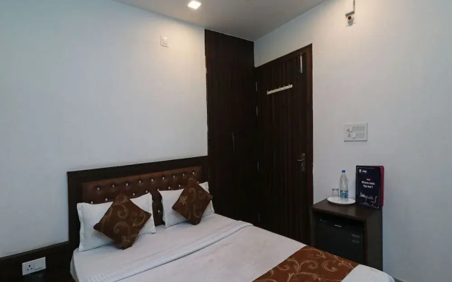 OYO 11648 CP Residency