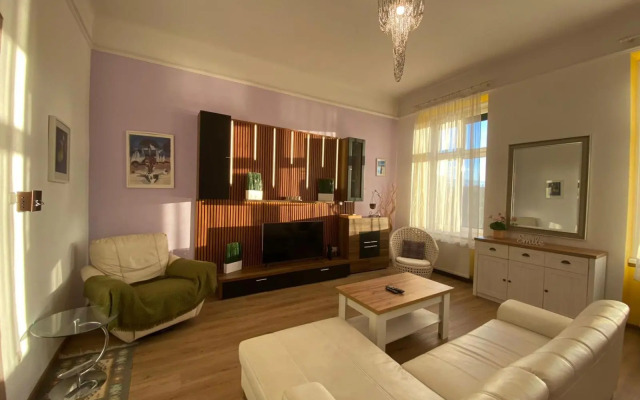 Park Danubes view central market Budapest