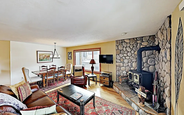 New Listing! Mountain-view Getaway: Stroll To Town 2 Bedroom Condo - фото 4