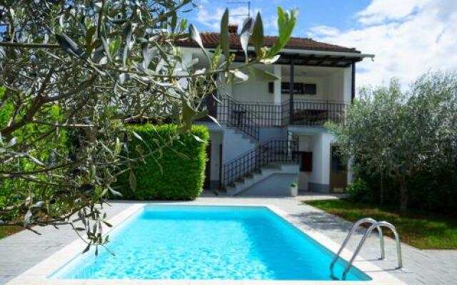 Villa Leon, Wonderful Family Apartment with Pool