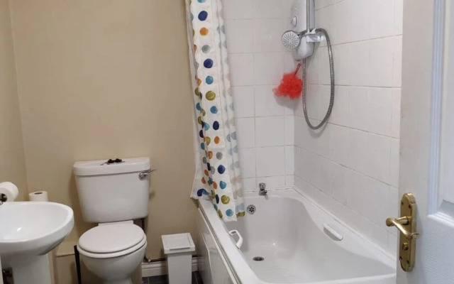 Stunning 6 Bed House With Private Garden in Galway