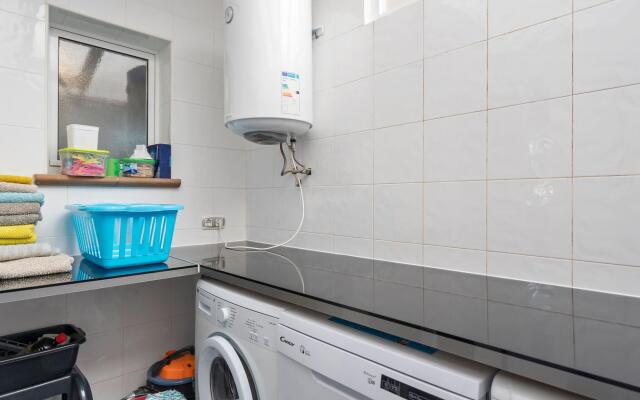 Inviting holiday home in Lo Crispin with shared pool