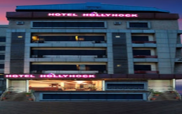 Hotel Hollyhock