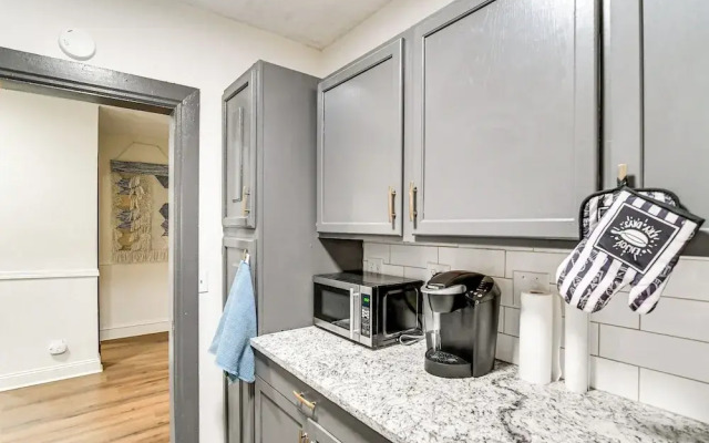 Walkable Location: Welcoming Unit in Omaha
