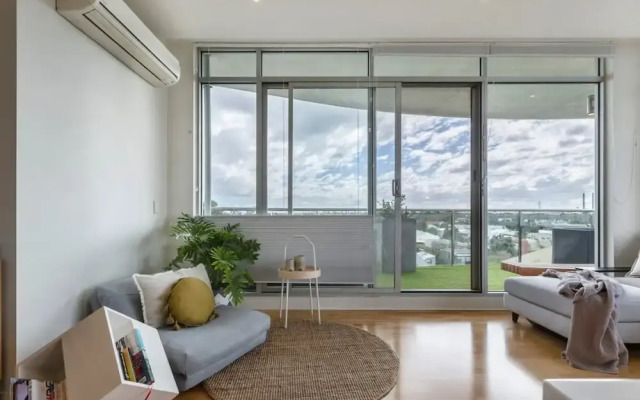 Stunning View 2-bed in Port Melbourne w/ Parking