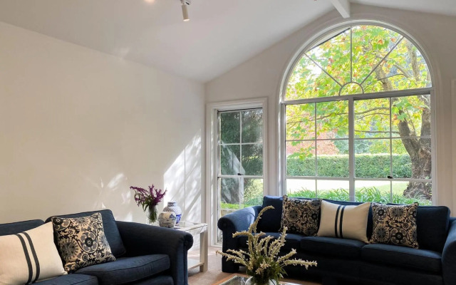 KEVALIER PARK Berry 4pm check out Sundays