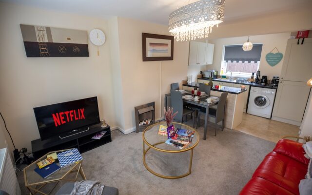 5star Serviced Homes- Free Wifi & Parking, Office