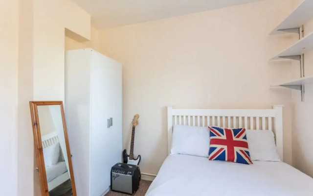 Homely 2 Bedroom House in Kennington With Garden