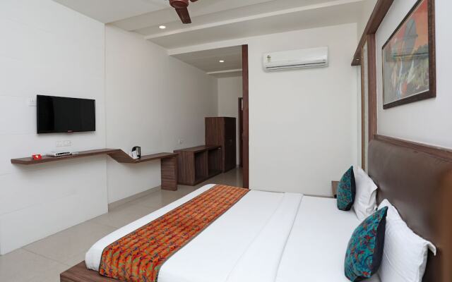 OYO 10343 Hotel Heera Foods