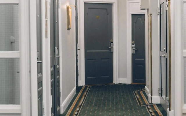 Crystal Plaza Hotel