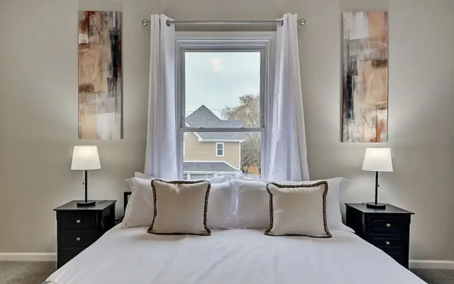 Spacious 6BR/3BA House w/ Parking! Sleeps 20!