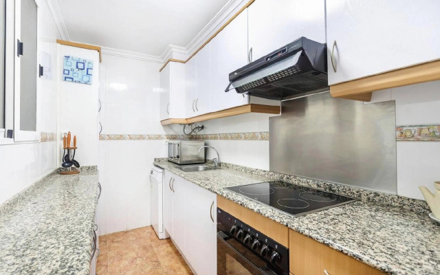 Apartamento con terraza y piscina
