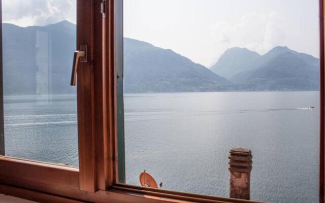 Unique house directly on Lake Como