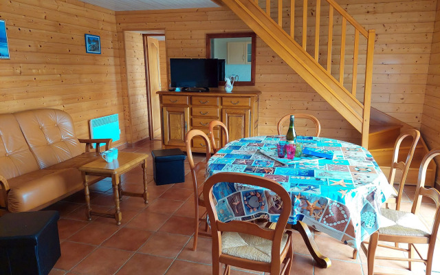 Semi-detached house with sea views, Cléder