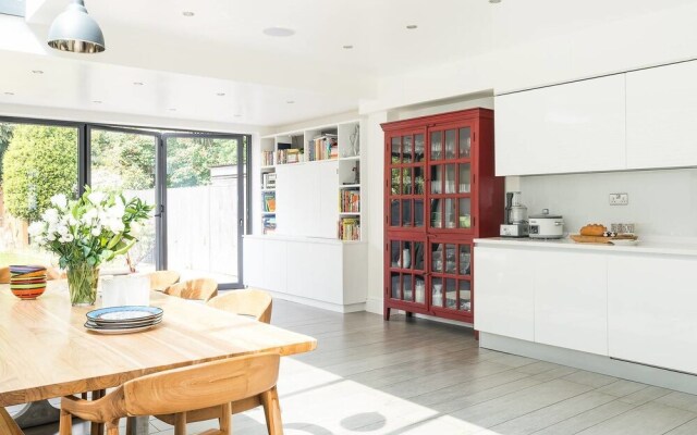 Spacious And Stylish 3BR Apartment Near Paddington.