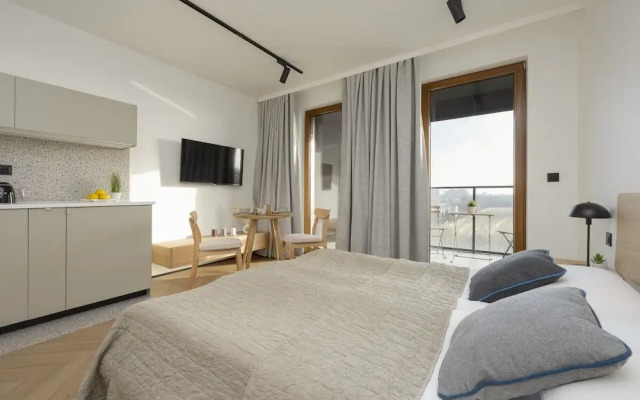 Horse Racing View 8th Floor by Renters