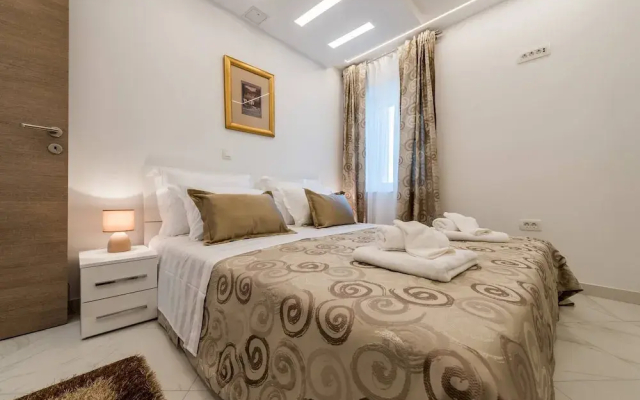 Good Life, Luxury Seafront Apartment