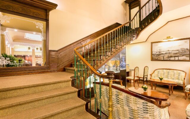 Riverside Hotel