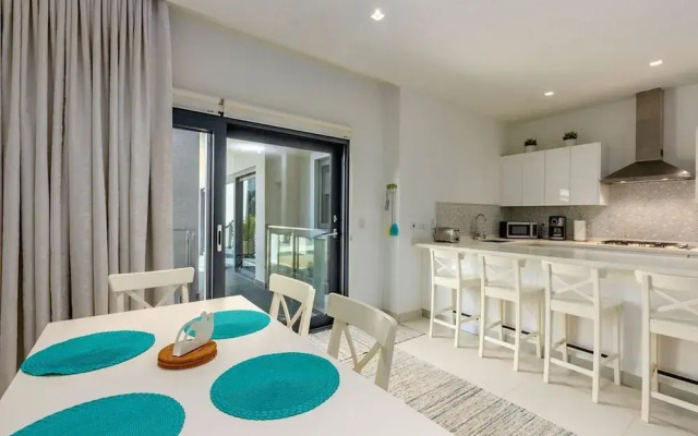 Waykiri Modern Condo 3 Bed 2 Bath Walk to Marriott