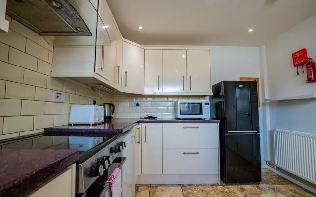 Host Stay Manfield Avenue