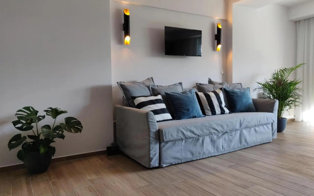 Sunny new lovely apartment 60 meters from the metro