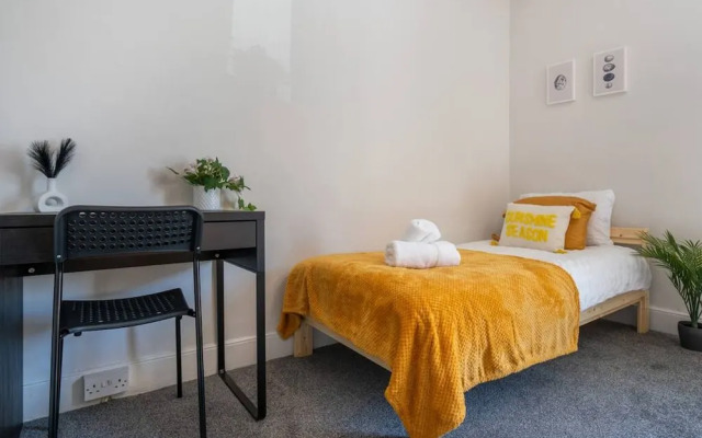 Central 2 Bedroom House-parking