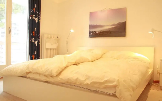 Spacious & Central - Rainbow B