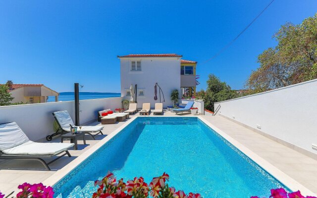 Villa with private pool and sea view