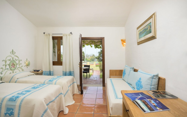 Hotel with swimming pool near Baja Sardinia