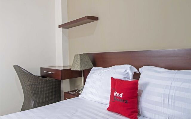 RedDoorz Plus Near Ambassador Mall