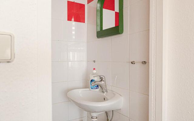Vivid King Bed Apt - 12 minutes from City Center