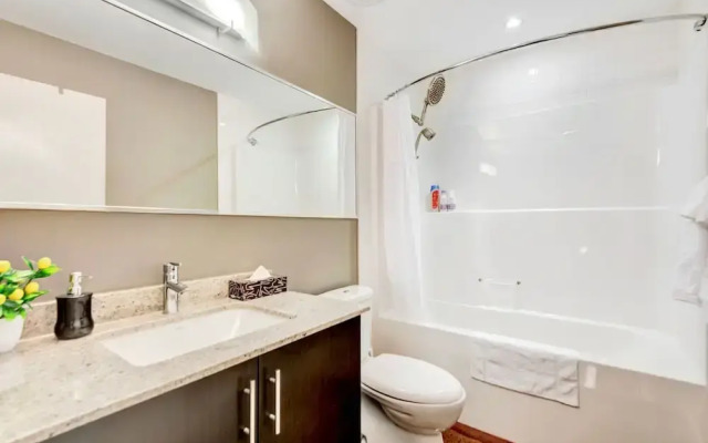 Downtown Condo w Incredible Views and BBQ