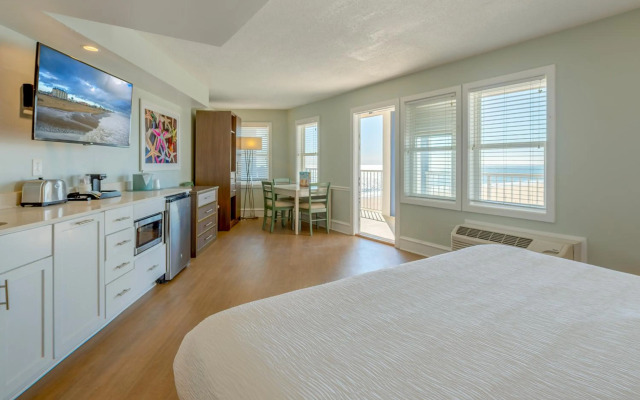 Commander Hotel & Suites