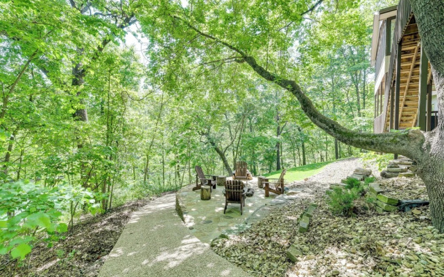 The Bella Vista Lakeside Treehouse: Dock & Kayaks!