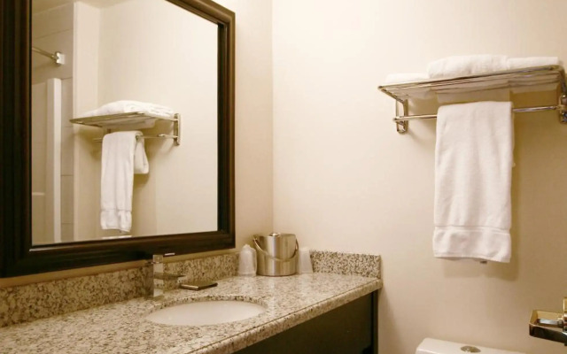 Foxwood Inn & Suites