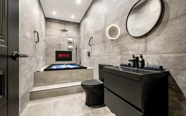 Near Transport - Hot tub - Fireplace - Sleeps 2