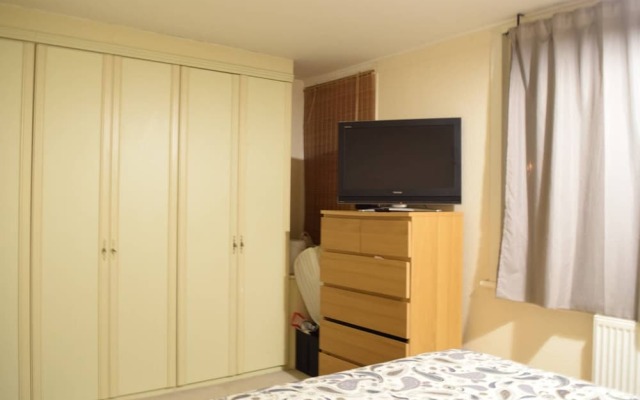Homely 2 Bedroom House In Greenwich