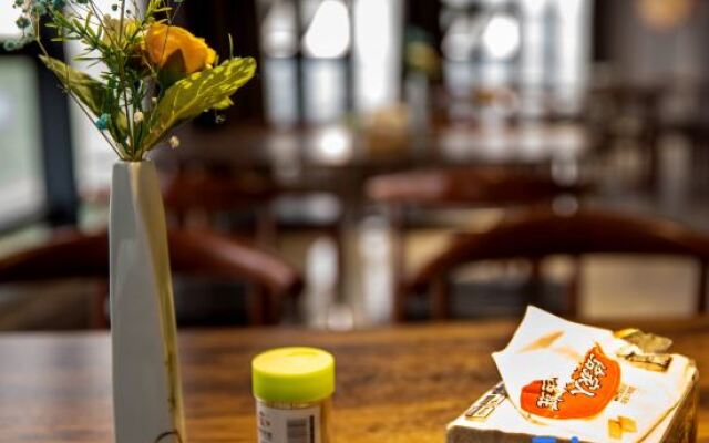 Tonglu Hongqi JC Hotel