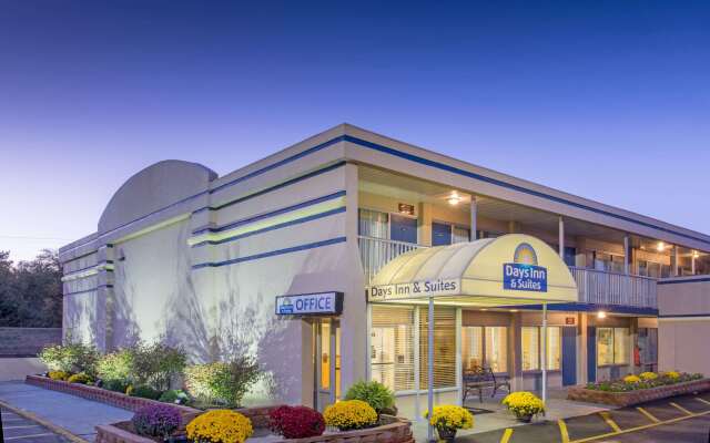 Days Inn & Suites by Wyndham Dayton North