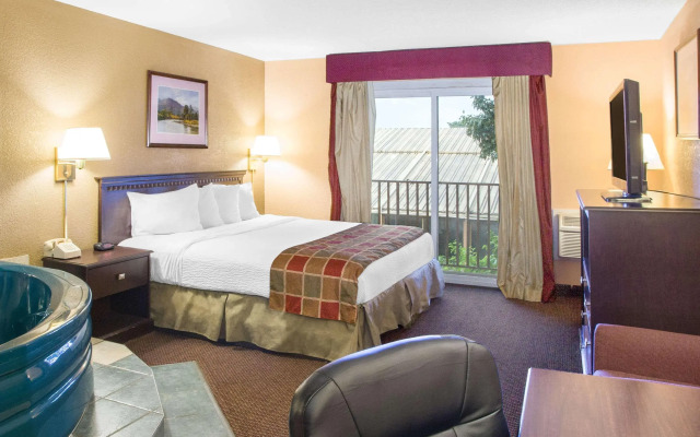 Days Inn by Wyndham Toledo