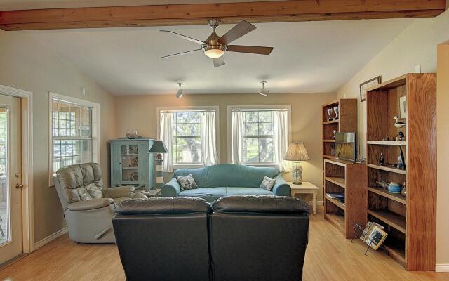 Fantasy Oaks Lodge 4 Bedroom Home by RedAwning