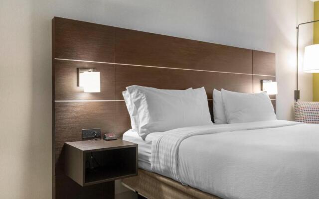 Holiday Inn Express & Suites Chicago West - St Charles, an IHG Hotel