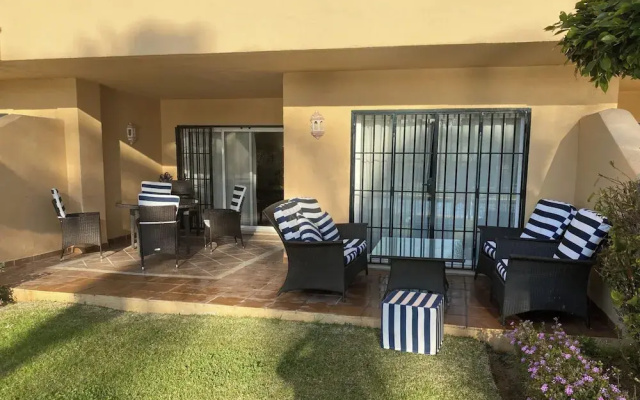 2 Bed Apartment Sleeps 4 - Pool Access - Garden
