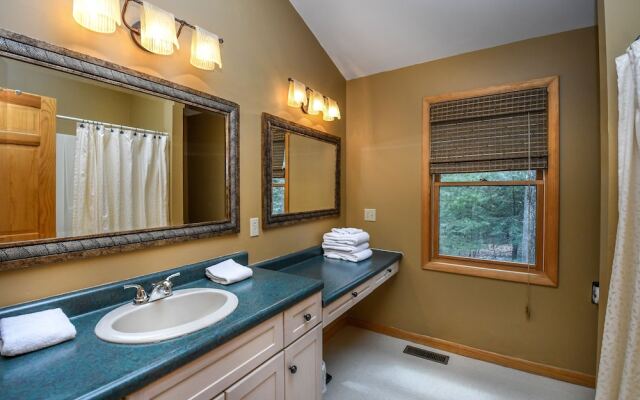 Swimming Bear Lodge 4 Bedroom House