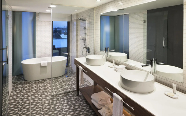 Le Méridien Columbus, The Joseph